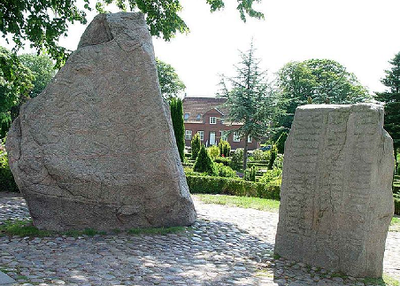 Vue arrire de la grosse pierre de Jelling   droite la petite pierre rige par Gorm de Danemark